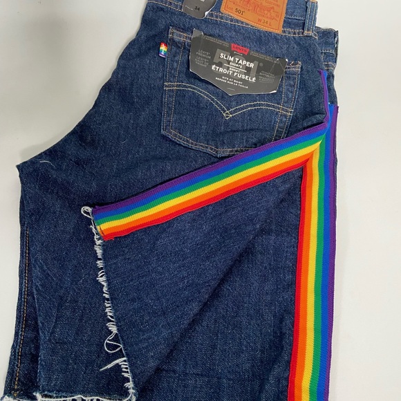 Levi’s Men’s Pride Shorts - Picture 2 of 3